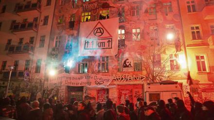 Eine Demo in der Rigaer Straße im Februar. Die Spannung zwischen Linksextremen und Polizei ist in diesem Jahr noch einmal gestiegen.