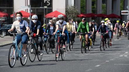 Teilnehmer der Fahrraddemonstration "A100 stoppen - für ein lebenswertes Berlin" fahren über den Potsdamer Platz. Veranstalter des Protestzuges sind unter anderem der ADFC Berlin, Fridays for Future und Changing Cities. 