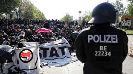 Ein Polizist beobachtet den Gegenprotest gegen die Demonstration der neonazistischen Kleinstpartei III. Weg.