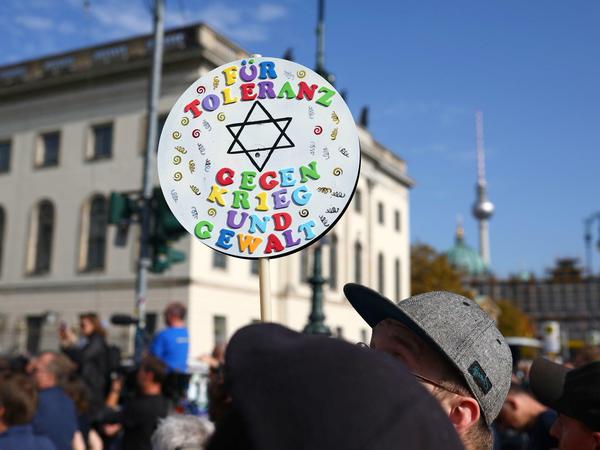 „Für Toleranz, gegen Krieg und Gewalt“ - Teilnehmer der „unteilbar“-Demonstration in Berlin.