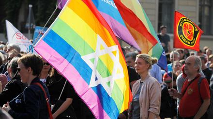 Die Initiative "unteilbar" hat zur Demonstration gegen Antisemitismus, Rassismus und Nationalismus in Berlin aufgerufen.