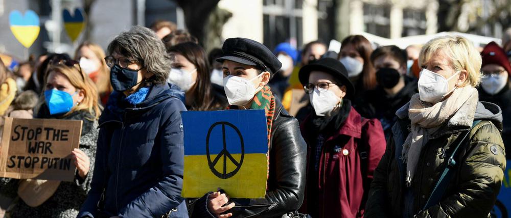 Vor der russischen Botschaft in Berlin demonstrierten Hunderte am Frauentag gegen den Angriffskrieg in der Ukraine.