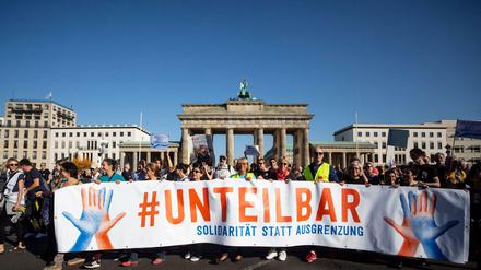 Am Sonntag soll bei der „Unteilbar“-Demo eine Menschenkette vom Hermannplatz zum Brandenburger Tor gebildet werden.
