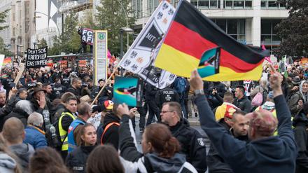 Demonstranten an der Ecke Reinhardtstraße/Friedrichstraße.