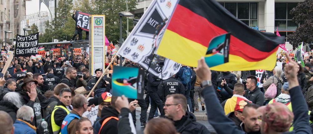 Demonstranten an der Ecke Reinhardtstraße/Friedrichstraße.
