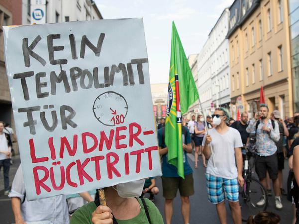 Sehen im Finanzminister den "Porscheminister": Demonstranten am Mittwochabend vor der FDP-Zentrale in Berlin.