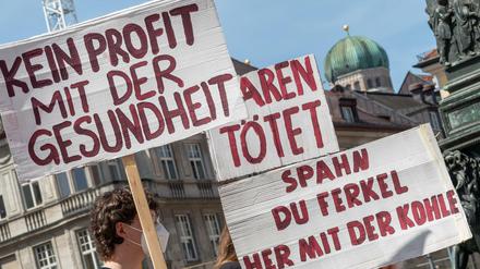 Beschäftigte aus dem Gesundheitswesen protestieren anlässlich der Gesundheitsministerkonferenz in München.