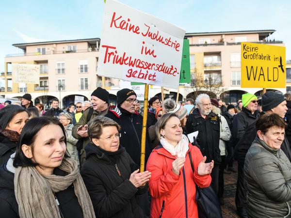 Der enorme Wasserverbrauch der geplanten Fabrik sorgt bei den Anwohnern in Grünheide für Protest.