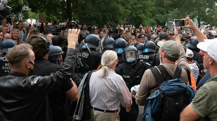 Bei der Kundgebung der Partei „Die Basis“ auf dem Leipziger Platz gegen die Corona-Politik der Regierung kam es am Samstag zu Rangeleien mit der Polizei.