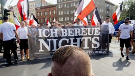 Verehrung für Nazi Rudolf Heß. Rechtsextremisten demonstrieren im August 2018 in Berlin anlässlich des Todestages des NS-Politikers.