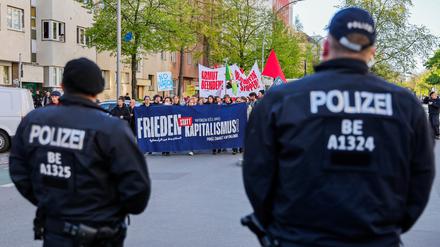 Polizisten sichern den Zug einer Demonstration zur Walpurgisnacht der Stadtteilorganisation «Hände weg vom Wedding!» mit dem Motto «Frieden statt Kapitalismus.
