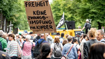 Am heutigen Freitag wollen, wie hier im August 2021, Kritiker der Corona-Maßnahmen in Berlin auf die Straße gehen.