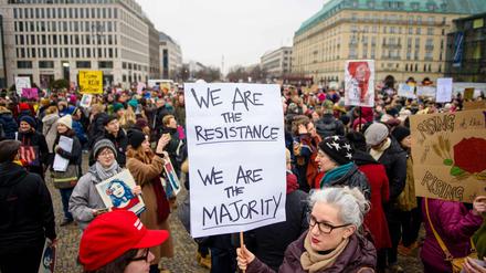 Demonstranten protestieren am Tag nach Trumps Amtseinführung vor der US-amerikanischen Botschaft in Berlin.