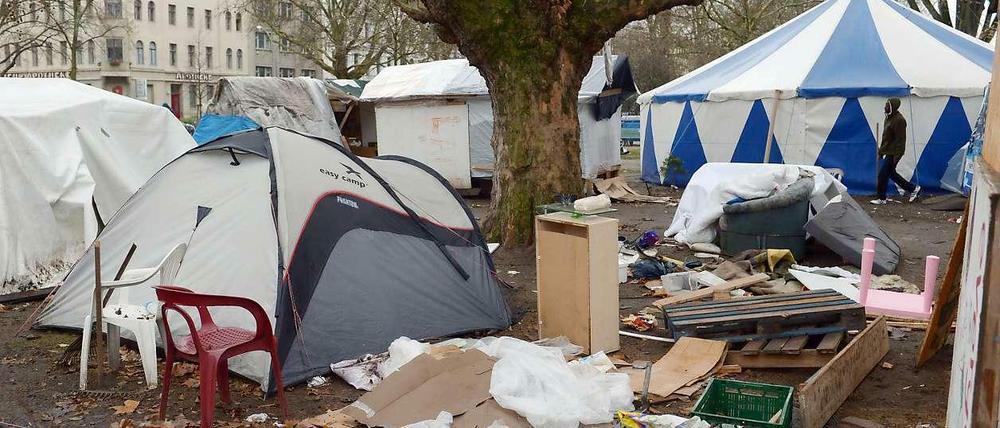 Streit um das Camp. Sollten die Zelte am Oranienplatz nicht abgebaut werden, will Innensenator Frank Henkel das Camp ab Mitte Januar räumen.