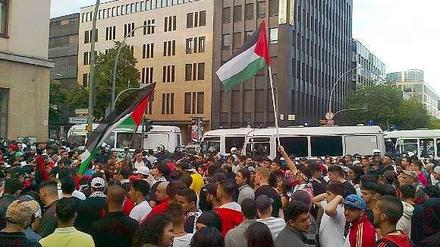Der Zug der Demonstranten gegen Israel endete am Bülowplatz in Schöneberg.