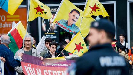 Kurdische Demonstration im April 2016 in Köln. Die gelben Fahnen der linken YPG-Miliz können auf Kundgebungen untersagt werden.