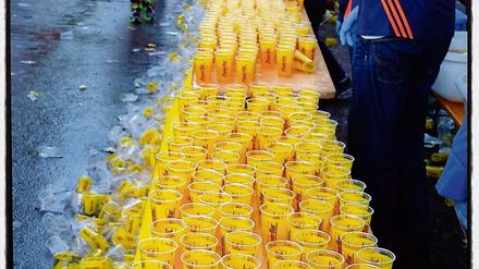 Über ein Dutzend offizielle Getränkestellen gibt es beim Berlin-Marathon.