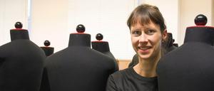 Sarah Meyer, technische Assistenz fuer den Ausbildungsgang Modedesign an der Lette-Schule in Berlin. Sie hatte mit 16 selbst die Ausbildung zur Modedesignerin am Lette Verein absolviert, sich dann selbständig gemacht und kehrte wieder zum Lette Verein zurück.
