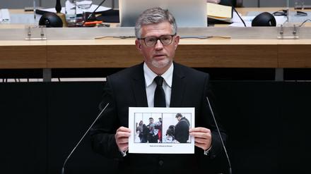 Im Angesicht des Leidens: Andrij Melnyk zeigte bei seiner Rede Bilder von Opfern des russischen Angriffs auf die Ukraine.