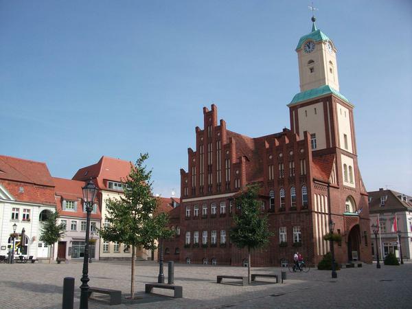 Der Marktplatz von Wittstock samt Backstein-Schönheit, dem Rathaus.