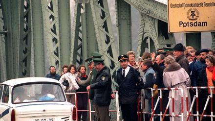 Ein Trabi überquert wenige Tage nach dem Mauerfall 1989 die wiedereröffnete Glienicker Brücke in Berlin.