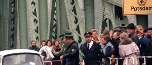 Ein Trabi überquert wenige Tage nach dem Mauerfall 1989 die wiedereröffnete Glienicker Brücke in Berlin.
