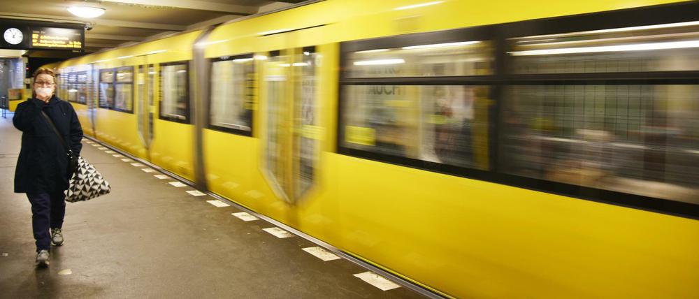 Ein Zug im U-Bahnhof Gneisenaustraße.