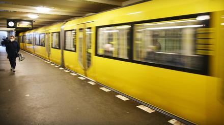 Die BVG baut neue Gleisverbindungen, die den U-Bahn-Betrieb bei Störungen und Bauarbeiten flexibler machen sollen (Archivbild).