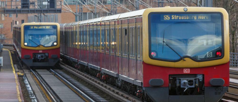 Ein Zug nach Nirgendwo: Die S-Bahn der Linie S5 fährt drei Stationen weiter als üblich - trotz abgesagter Messe ITB.