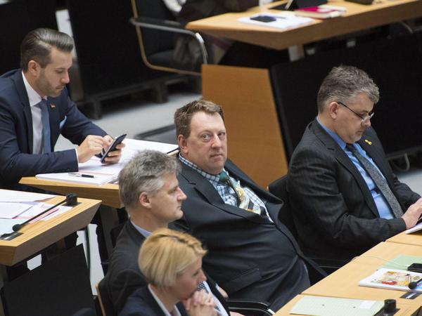 Gunnar Lindemann (zweiter von rechts) sitzt für die AfD im Berliner Abgeordnetenhaus. (Archivbild)
