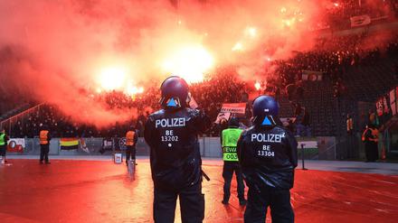 Feyenoord-Fans zündeten im Olympiastadion Pyro-Technik.