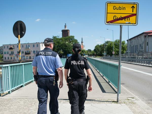 In Guben (Brandenburg) gehen eine polnische Polizistin und ein deutscher Polizeihauptkommissar gemeinsam auf Streife. 