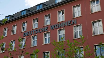 «Deutsche Wohnen» steht auf der Fassade der Zentrale der börsennotierten Wohnungsgesellschaft.