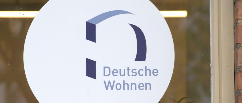 Logo der umstrittenen Immobiliengesellschaft "Deutsche Wohnen" auf einer Fensterscheibe.