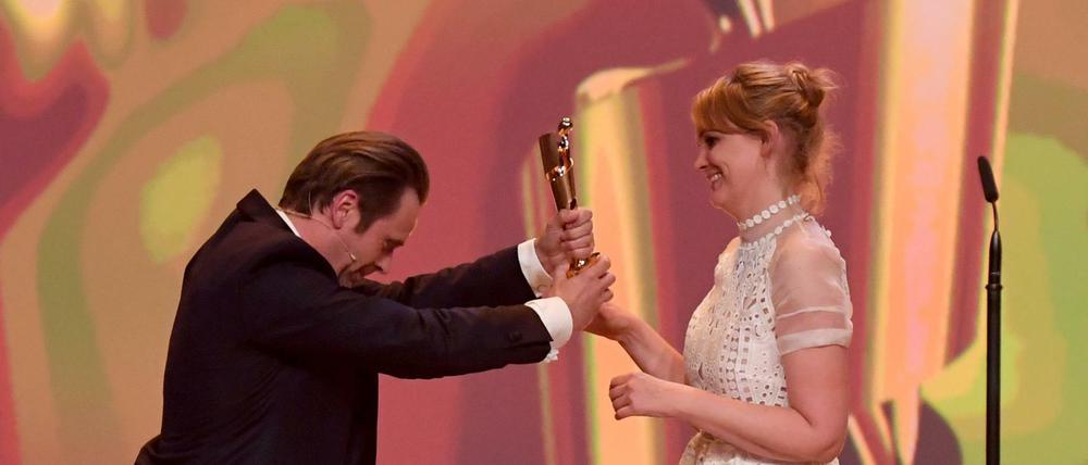 Schauspieler Matthias Matschke zeichnet Schauspielerin Laura Tonke bei der Verleihung des Deutschen Filmpreises, der Lola, mit der Auszeichnung in der Kategorie "Beste weibliche Hauptrolle" aus. 