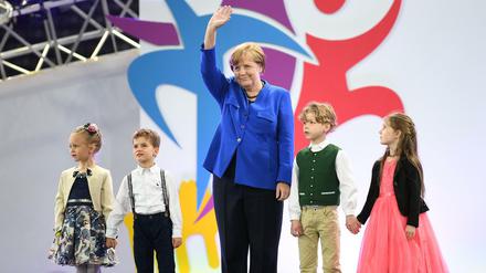 Bundeskanzlerin Angela Merkel (CDU) kommt in Berlin zur Stadiongala im Olympiastadion. 