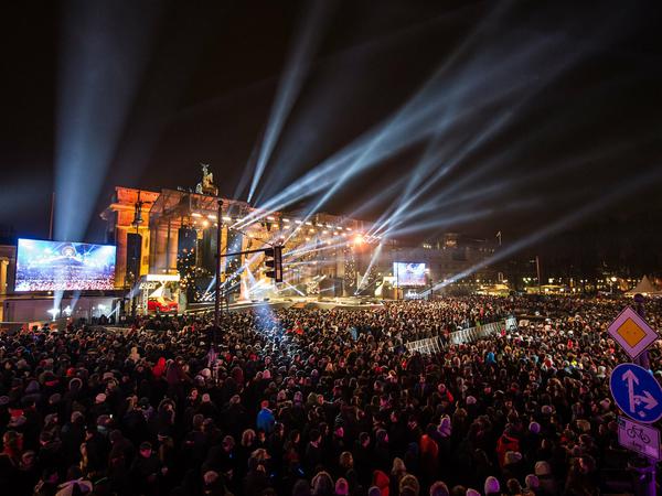 Rund 200.000 Menschen sahen sich das Bühnenprogramm bei der Silvesterparty am Brandenburger Tor an. Beim Open-Air-Spektakel entlang der Straße des 17. Juni feierten Menschen aus aller Welt den Jahreswechsel. 