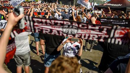 Anhänger der Fußballvereins Eintracht Frankfurt treffen am Samstagmittag in Berlin ein. 