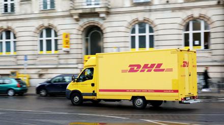Ein DHL-Fahrzeug in Potsdam.