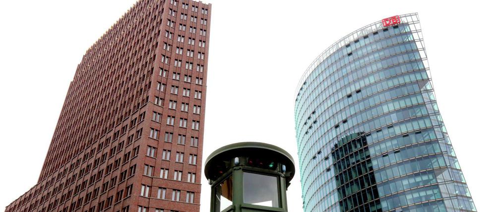 Stadtbildprägend: der Bahntower am Potsdamer Platz, hier rechts neben dem Kollhoff-Tower und der historischen Verkehrsampel.