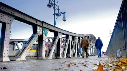 Wird umfangreich saniert: Die Böse- oder Bornholmer Brücke zwischen Wedding und Prenzlauer Berg. Der Überweg für Fußgänger und Radler bleibt aber während der zweijährigen Bauzeit erhalten.