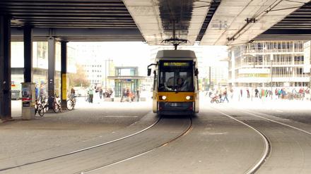 Am Alex hält die Straßenbahn direkt am Bahnhof. Am Ostkreuz nicht. 