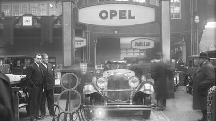 Bei der Eröffnung der Internationalen Automobilausstellung 1928 in den Ausstellungshallen am Kaiserdamm präsentierte Opel seinen neuen Opel 24/110 PS Regent, ein Luxusgefährt mit acht Zylinder-Motor.