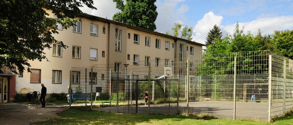 Früher Notaufnahmelager für DDR-Flüchtlinge und (Spät-)Aussiedler, heute Übergangswohnheim für Geflüchtete, unter anderem aus Syrien: Ein Teil des Gebäudekomplexes der Marienfelder Allee 66-80.