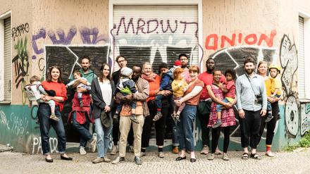 Die Eltern und Kinder der Kita-Gründungsgruppe des Vereins "Hoppípolla" vor ihren Räumen in Neukölln. 