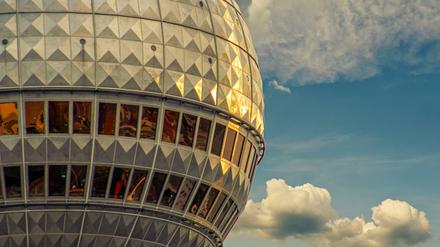 Das höchste der Gefühle finden Berliner und ihre Gäste in 206 Meter Höhe in der Kugel des Fernsehturms - und das seit nunmehr 50 Jahren.
