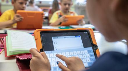 Tablets im Klassenraum - hier in einer Grundschule in Bayern.