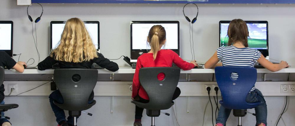 Schüler arbeiten in einem Klassenraum an Computern. Den meisten Berliner Schulen fehlt es am schnellen Internetzugang. 