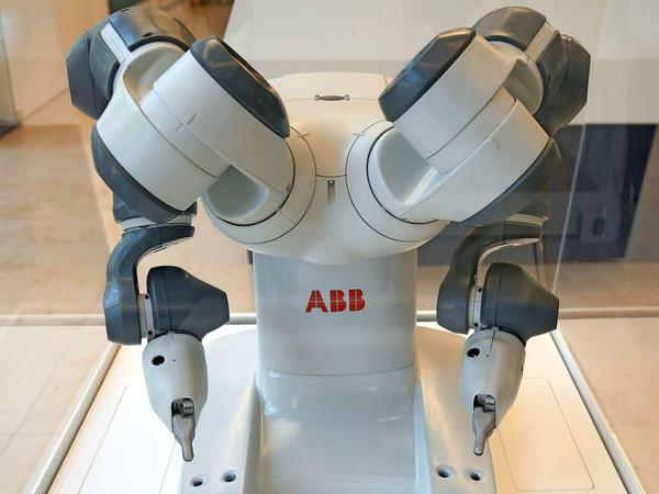 "YuMi" vom Hersteller ABB ist ein Roboter für die Kleinteilmontage. Die Bauform schützt Menschen vor Verletzungen.
