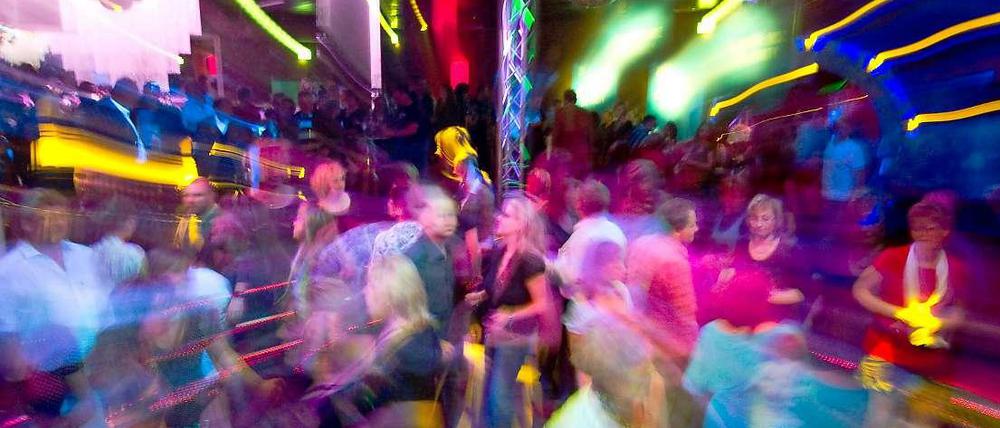 Tanzen ist in der Silvesternacht an einigen Orten in Berlin möglich - von Klassikern über R 'n' B bis Elektroswing ist alles dabei.